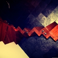 : ERGO-DREW. producent schodów. Tradycyjne schody gięte, schody drewniane, dywanowe .