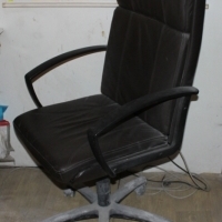 fotel skórzany biurowy. चमड़ा कार्यालय कुर्सी। Bürosessel aus Leder. шкіряний офісний крісло. кожаное офисное кресло. leather office armchair.