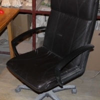fotel skórzany biurowy. चमड़ा कार्यालय कुर्सी। Bürosessel aus Leder. шкіряний офісний крісло. кожаное офисное кресло. leather office armchair.