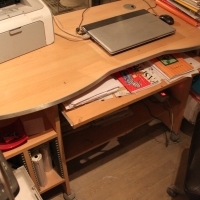 Stolik komputerowy pc biurko. Комп'ютерний стіл на комп'ютерний стіл. Computer desk table. Computertisch, Schreibtisch.