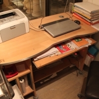 Stolik komputerowy pc biurko. Комп'ютерний стіл на комп'ютерний стіл. Computer desk table. Computertisch, Schreibtisch.