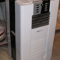 Klimatyzacja przenośna, klimatyzator. Портативний кондиціонер. Portable air conditioning. Tragbare Klimaanlage. पोर्टेबल एयर कंडीशनिंग।