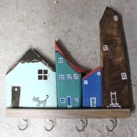 Wieszak drewniany na klucze, domki ozdobne. 001. Hölzerner Schlüsselhänger, dekorative Häuser. Wooden key hanger, decorative houses.