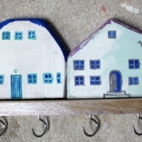 Wieszak drewniany na klucze, domki ozdobne. 002. Hölzerner Schlüsselhänger, dekorative Häuser. Wooden key hanger, decorative houses.