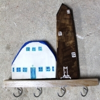 Wieszak drewniany na klucze, domki ozdobne. 003. Hölzerner Schlüsselhänger, dekorative Häuser. Wooden key hanger, decorative houses.