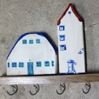 Wieszak drewniany na klucze, domki ozdobne. 004. Hölzerner Schlüsselhänger, dekorative Häuser. Wooden key hanger, decorative houses.