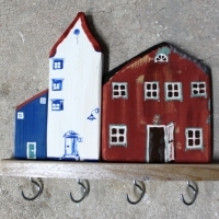 Wieszak drewniany na klucze, domki ozdobne. 005. Hölzerner Schlüsselhänger, dekorative Häuser. Wooden key hanger, decorative houses.