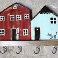 Wieszak drewniany na klucze, domki ozdobne. 006. Hölzerner Schlüsselhänger, dekorative Häuser. Wooden key hanger, decorative houses.
