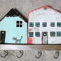 Wieszak drewniany na klucze, domki ozdobne. 007. Hölzerner Schlüsselhänger, dekorative Häuser. Wooden key hanger, decorative houses.