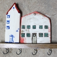 Wieszak drewniany na klucze, domki ozdobne. 008. Hölzerner Schlüsselhänger, dekorative Häuser. Wooden key hanger, decorative houses.