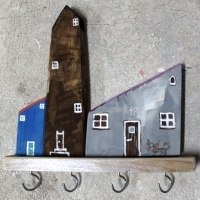 Wieszak drewniany na klucze, domki ozdobne. 011. Hölzerner Schlüsselhänger, dekorative Häuser. Wooden key hanger, decorative houses.