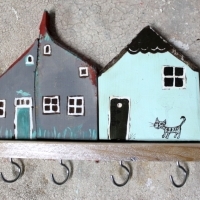 Wieszak drewniany na klucze, domki ozdobne. 013. Hölzerner Schlüsselhänger, dekorative Häuser. Wooden key hanger, decorative houses.