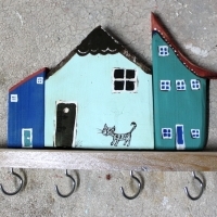 Wieszak drewniany na klucze, domki ozdobne. 014. Hölzerner Schlüsselhänger, dekorative Häuser. Wooden key hanger, decorative houses.