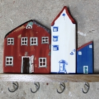 Wieszak drewniany na klucze, domki ozdobne. 016. Hölzerner Schlüsselhänger, dekorative Häuser. Wooden key hanger, decorative houses.
