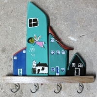 Wieszak drewniany na klucze, domki ozdobne. 018. Hölzerner Schlüsselhänger, dekorative Häuser. Wooden key hanger, decorative houses.