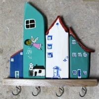 Wieszak drewniany na klucze, domki ozdobne. 019. Hölzerner Schlüsselhänger, dekorative Häuser. Wooden key hanger, decorative houses.