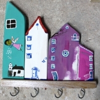 Wieszak drewniany na klucze, domki ozdobne. D021. Hölzerner Schlüsselhänger, dekorative Häuser. Wooden key hanger, decorative houses.