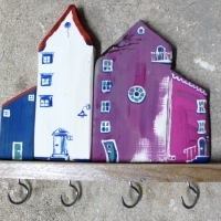 Wieszak drewniany na klucze, domki ozdobne. D022. Hölzerner Schlüsselhänger, dekorative Häuser. Wooden key hanger, decorative houses.