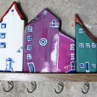 Wieszak drewniany na klucze, domki ozdobne. D023. Hölzerner Schlüsselhänger, dekorative Häuser. Wooden key hanger, decorative houses.
