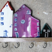 Wieszak drewniany na klucze, domki ozdobne. D024. Hölzerner Schlüsselhänger, dekorative Häuser. Wooden key hanger, decorative houses.