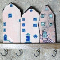 Wieszak drewniany na klucze, domki ozdobne. D025. Hölzerner Schlüsselhänger, dekorative Häuser. Wooden key hanger, decorative houses.