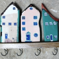 Wieszak drewniany na klucze, domki ozdobne. D026. Hölzerner Schlüsselhänger, dekorative Häuser. Wooden key hanger, decorative houses.