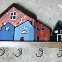Wieszak drewniany na klucze, domki ozdobne. D027. Hölzerner Schlüsselhänger, dekorative Häuser. Wooden key hanger, decorative houses.