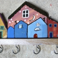 Wieszak drewniany na klucze, domki ozdobne. D028. Hölzerner Schlüsselhänger, dekorative Häuser. Wooden key hanger, decorative houses.