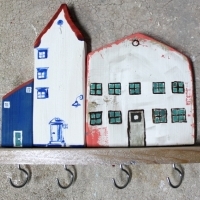 Wieszak drewniany na klucze, domki ozdobne. D031. Hölzerner Schlüsselhänger, dekorative Häuser. Wooden key hanger, decorative houses.