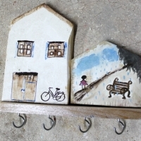 Wieszak drewniany na klucze, domki ozdobne. D034. Hölzerner Schlüsselhänger, dekorative Häuser. Wooden key hanger, decorative houses.