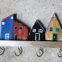 Wieszak drewniany na klucze, domki ozdobne. D035. Hölzerner Schlüsselhänger, dekorative Häuser. Wooden key hanger, decorative houses.