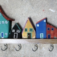 Wieszak drewniany na klucze, domki ozdobne. D036. Hölzerner Schlüsselhänger, dekorative Häuser. Wooden key hanger, decorative houses.