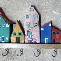 Wieszak drewniany na klucze, domki ozdobne. D037. Hölzerner Schlüsselhänger, dekorative Häuser. Wooden key hanger, decorative houses.