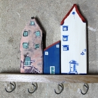 Wieszak drewniany na klucze, domki ozdobne. D039. Hölzerner Schlüsselhänger, dekorative Häuser. Wooden key hanger, decorative houses.