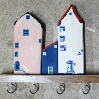 Wieszak drewniany na klucze, domki ozdobne. D040. Hölzerner Schlüsselhänger, dekorative Häuser. Wooden key hanger, decorative houses.