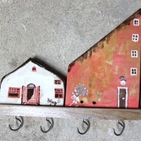 Wieszak drewniany na klucze, domki ozdobne. D041. Hölzerner Schlüsselhänger, dekorative Häuser. Wooden key hanger, decorative houses.