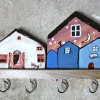 Wieszak drewniany na klucze, domki ozdobne. D042. Hölzerner Schlüsselhänger, dekorative Häuser. Wooden key hanger, decorative houses.