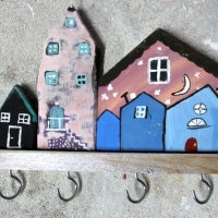 Wieszak drewniany na klucze, domki ozdobne. D043. Hölzerner Schlüsselhänger, dekorative Häuser. Wooden key hanger, decorative houses.