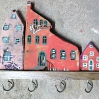 Wieszak drewniany na klucze, domki ozdobne. D045. Hölzerner Schlüsselhänger, dekorative Häuser. Wooden key hanger, decorative houses.