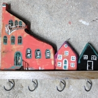 Wieszak drewniany na klucze, domki ozdobne. D046. Hölzerner Schlüsselhänger, dekorative Häuser. Wooden key hanger, decorative houses.