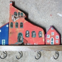 Wieszak drewniany na klucze, domki ozdobne. D047. Hölzerner Schlüsselhänger, dekorative Häuser. Wooden key hanger, decorative houses.