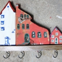 Wieszak drewniany na klucze, domki ozdobne. D048. Hölzerner Schlüsselhänger, dekorative Häuser. Wooden key hanger, decorative houses.