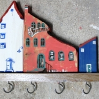 Wieszak drewniany na klucze, domki ozdobne. D049. Hölzerner Schlüsselhänger, dekorative Häuser. Wooden key hanger, decorative houses.