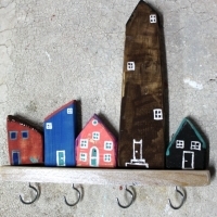 Wieszak drewniany na klucze, domki ozdobne. D050. Hölzerner Schlüsselhänger, dekorative Häuser. Wooden key hanger, decorative houses.