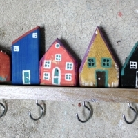Wieszak drewniany na klucze, domki ozdobne. D051. Hölzerner Schlüsselhänger, dekorative Häuser. Wooden key hanger, decorative houses.