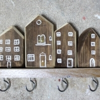 Wieszak drewniany na klucze, domki ozdobne. D052. Hölzerner Schlüsselhänger, dekorative Häuser. Wooden key hanger, decorative houses.