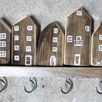 Wieszak drewniany na klucze, domki ozdobne. D053. Hölzerner Schlüsselhänger, dekorative Häuser. Wooden key hanger, decorative houses.