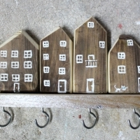Wieszak drewniany na klucze, domki ozdobne. D054. Hölzerner Schlüsselhänger, dekorative Häuser. Wooden key hanger, decorative houses.