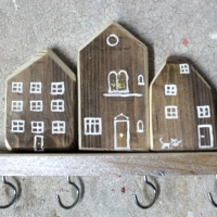 Wieszak drewniany na klucze, domki ozdobne. D055. Hölzerner Schlüsselhänger, dekorative Häuser. Wooden key hanger, decorative houses.