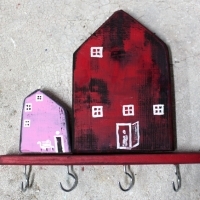 Wieszak drewniany na klucze, domki ozdobne. D056. Hölzerner Schlüsselhänger, dekorative Häuser. Wooden key hanger, decorative houses.